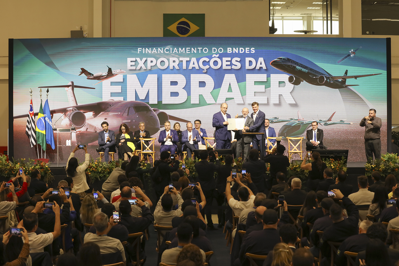 BNDES finances the export of 32 Embraer E175 jets to American Airlines